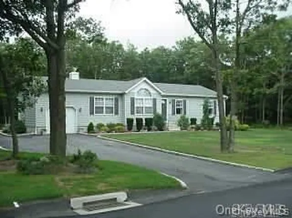 177 Brookfield Ave, Center Moriches, NY 11934