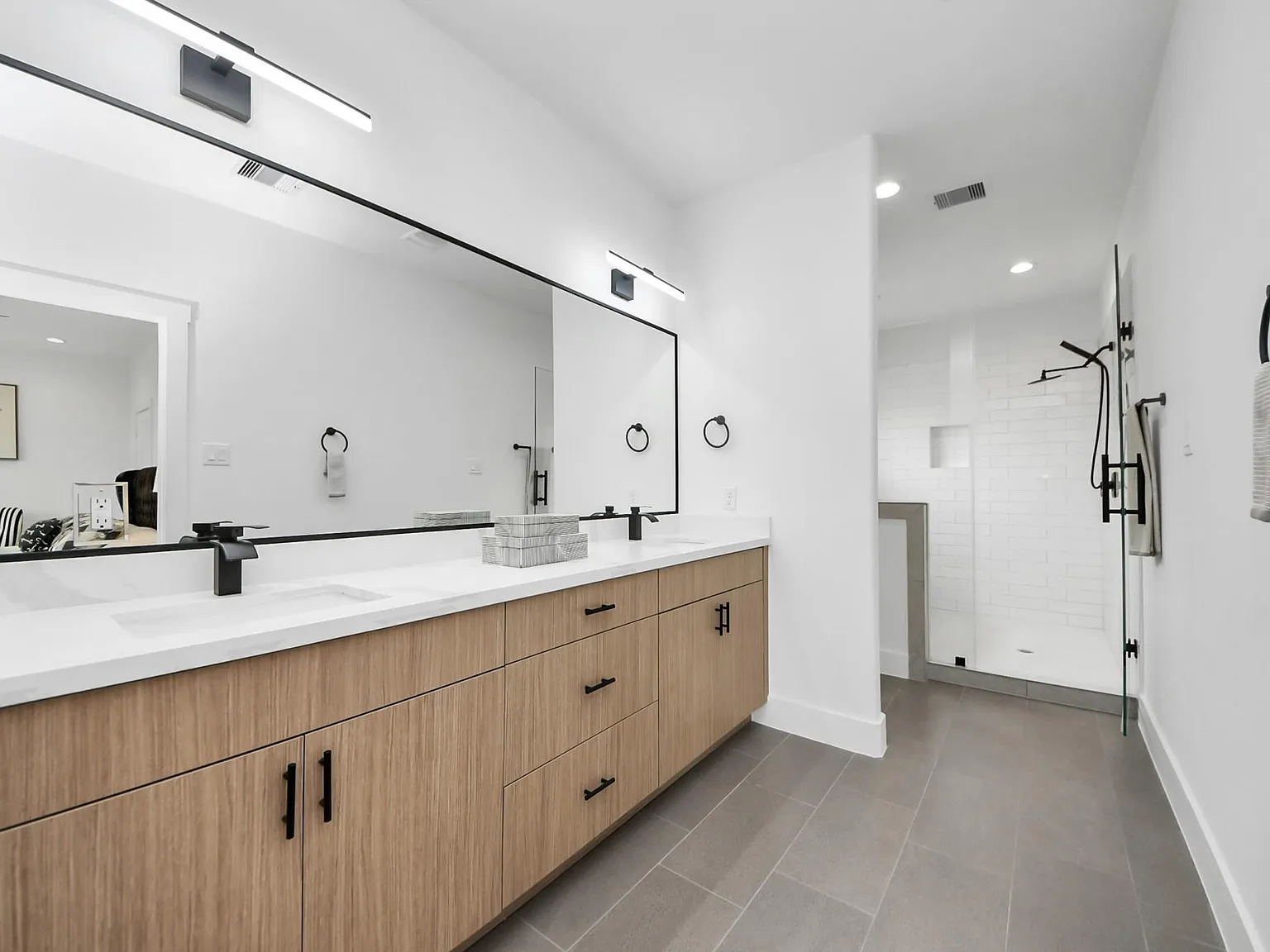 3 bed, 2.5 bath, 2333 sqft, $2,100 — Photo 2