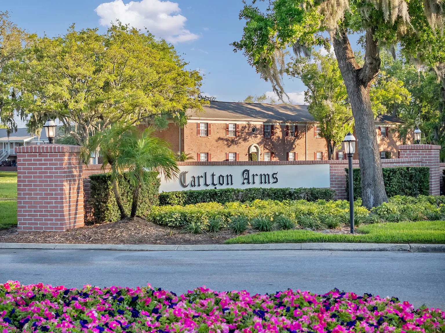 Carlton Arms of Magnolia Valley — Photo 4