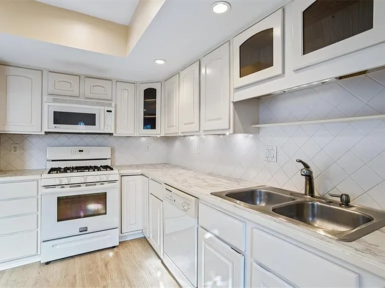 1009 Knights Bridge Ct — Photo 6