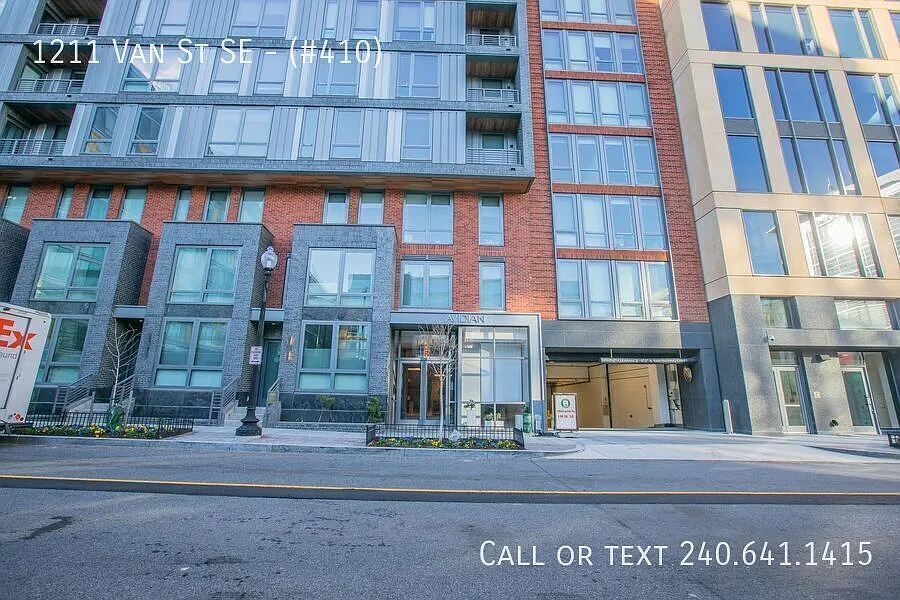 Building Photo - 1211 Van St SE #410
