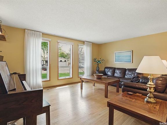 4th image of 219 Richardt Ct