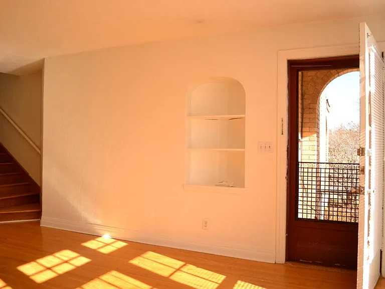 401 W Hill St — Photo 5