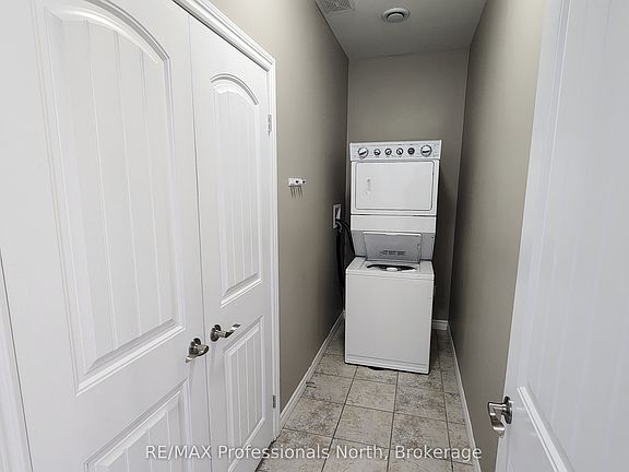 5th image of 33 Goodwin Dr