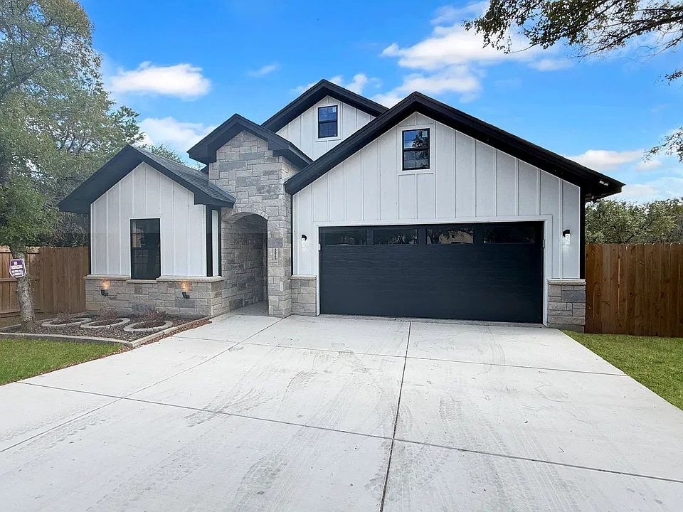 3025 Red Oak Dr