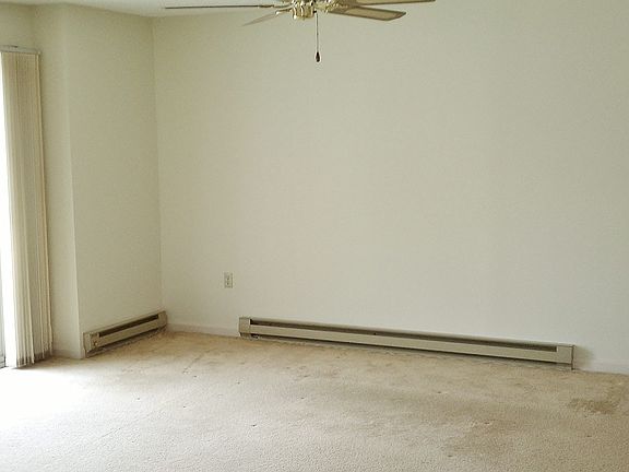 Sunny spacious living rm