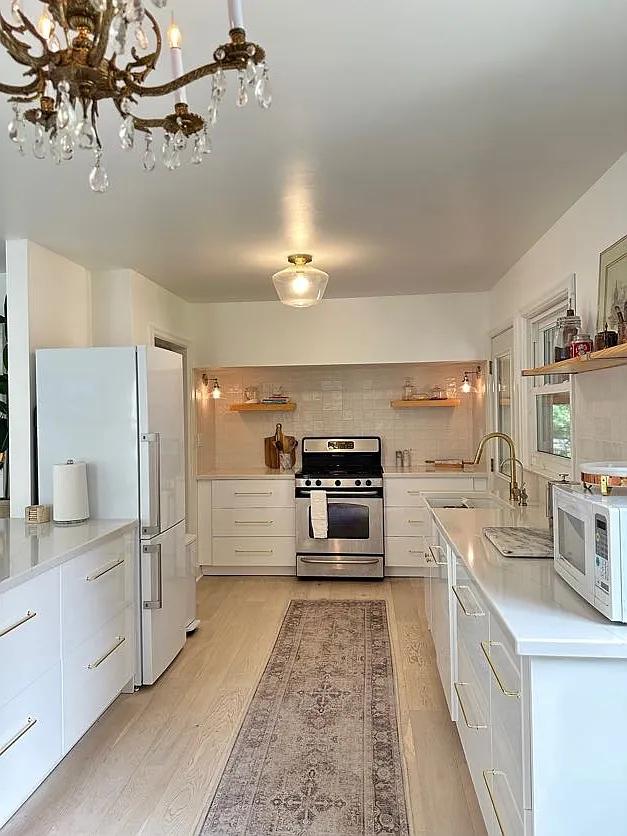 Main level kitchen with soft-close drawers, gas range and oven, discreet dishwasher, garbage disposal (in sink), quartz countertops, and filtered drinking water. - 3987 Colorado Ave S