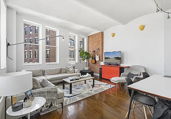 3rd image of 9 Barrow St APT 6F