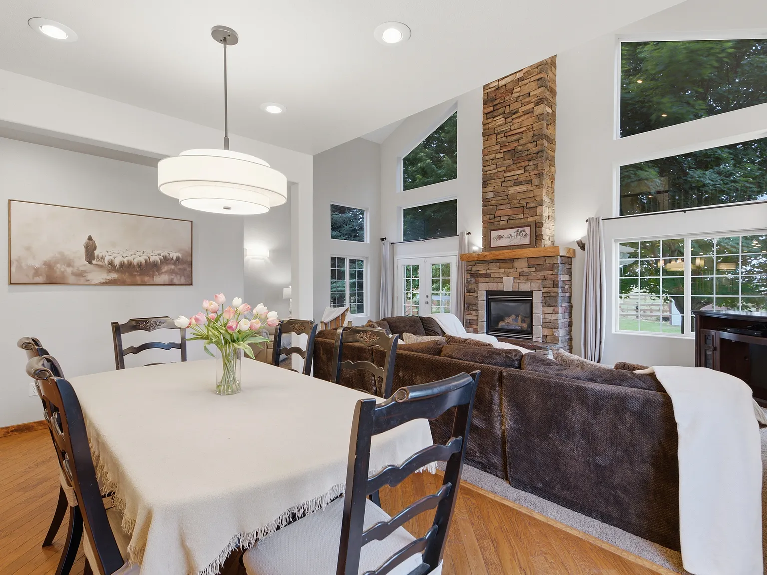 4 bed, 2.5 bath, 3200 sqft, $6,400 — Photo 4