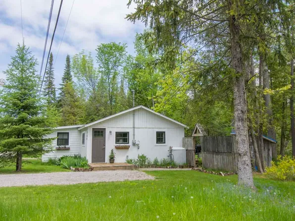 566 W Traverse Lake Rd, Maple City, MI 49664