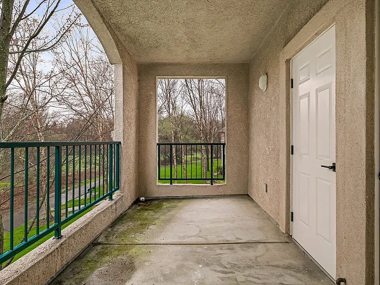 Sterling Oaks Luxury Apartments — Photo 77