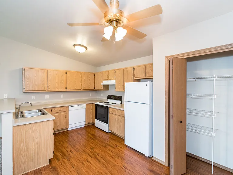 Charlotte Court Apartments — Photo 4