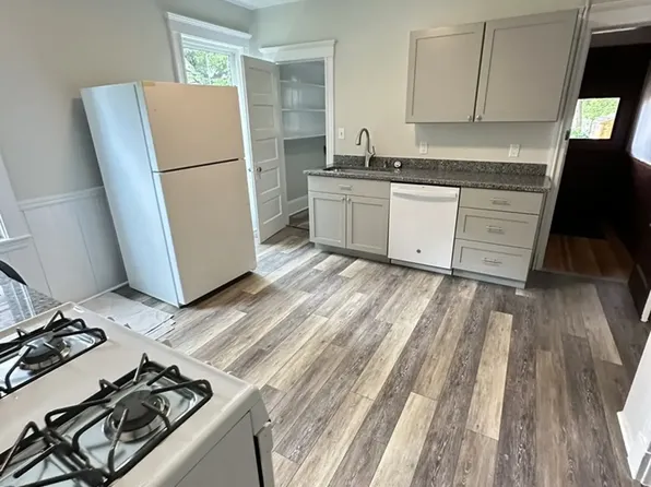 593 Heath St APT 1, Chestnut Hill, MA 02467