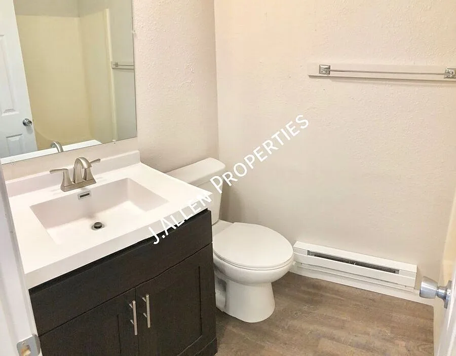 Building Photo - 1805 Parker Cir #B