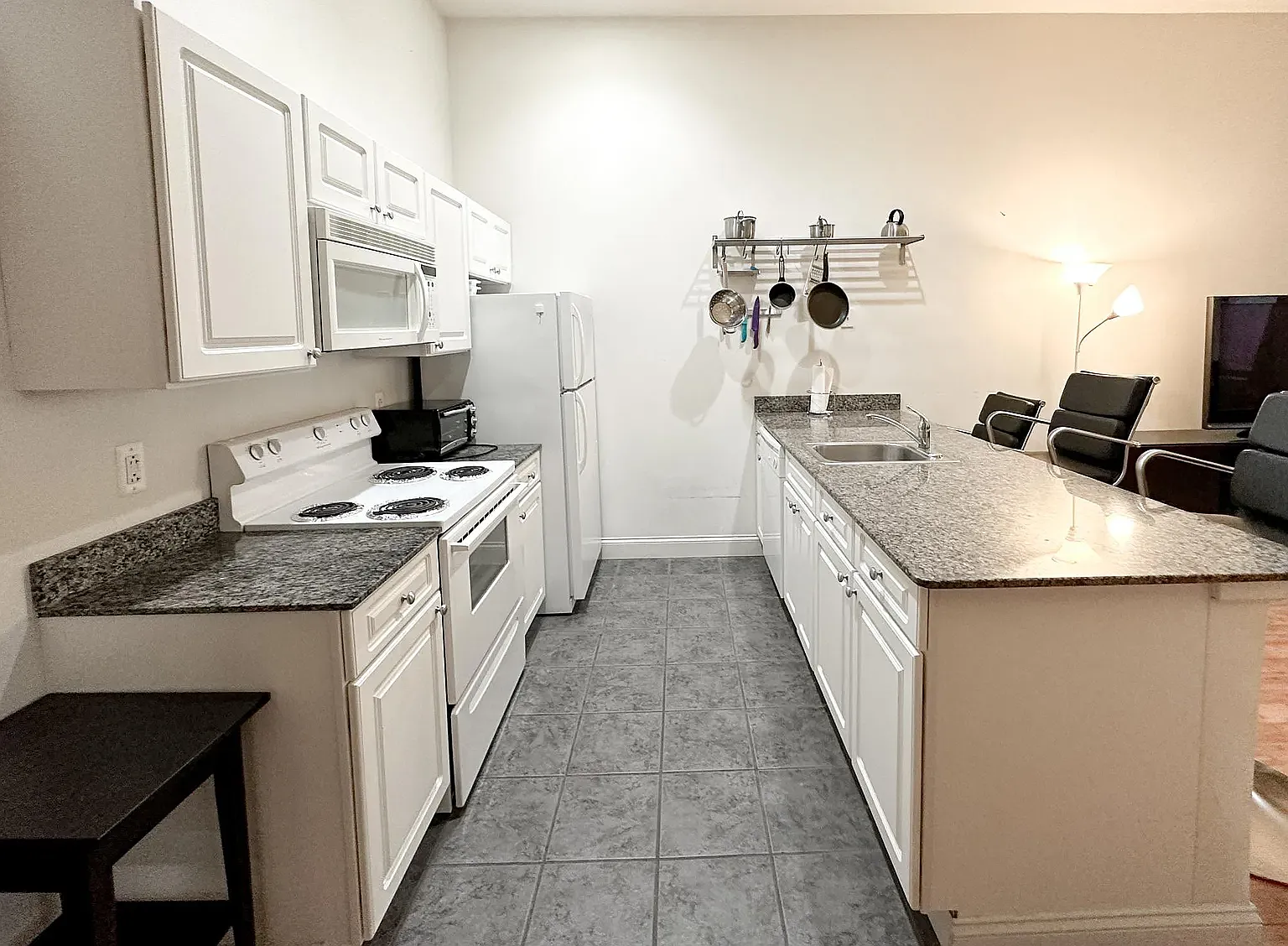 1 bed, 566 sqft, $1,950 — Photo 3
