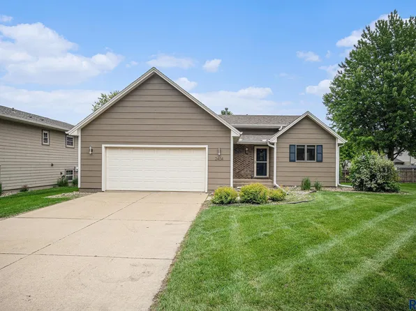 2404 S Oxford Cir, Sioux Falls, SD 57106