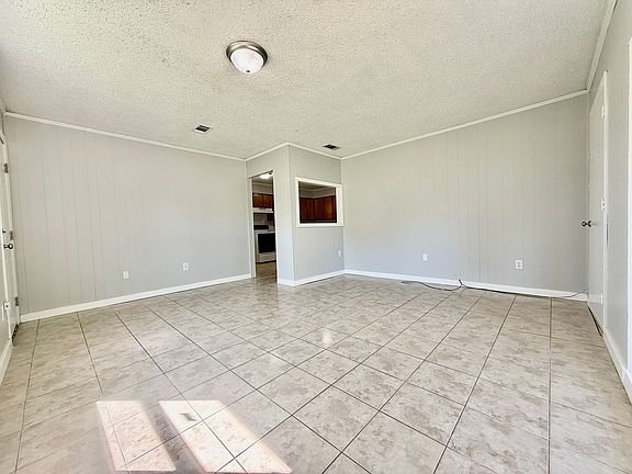3rd image of 709 N Holly St