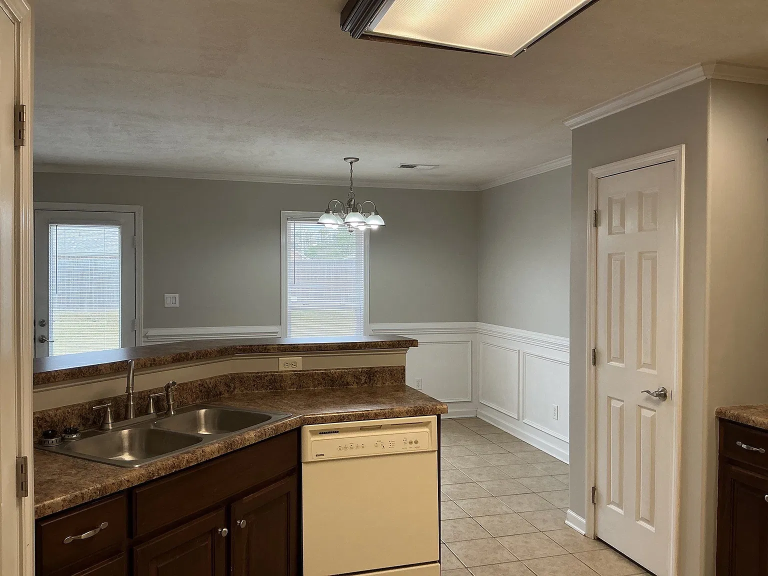 3 bed, 1298 sqft, $1,900 — Photo 3