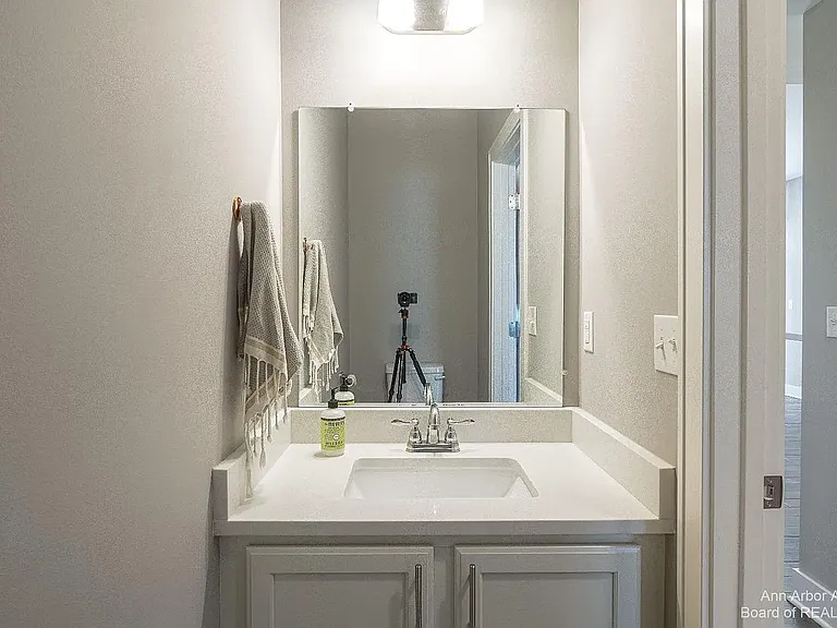 2563 W Towne St — Photo 19