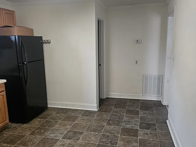 1411 Irwin Ave — Photo 7