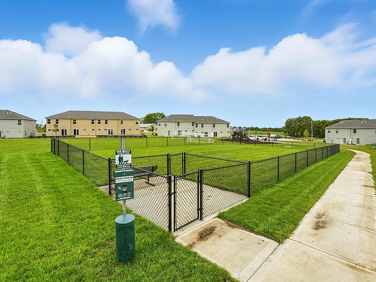 Barry West Townhomes — Photo 32