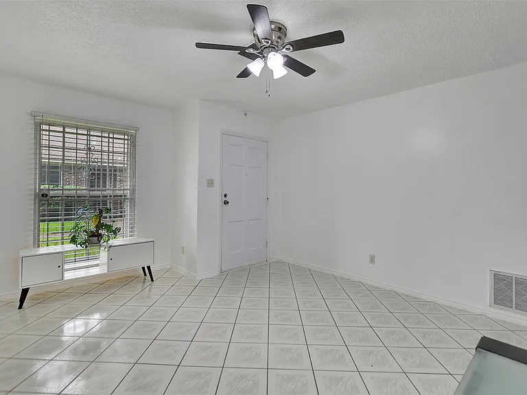 9436 Neuens Rd #9436 — Photo 4