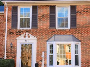 224 Commons Dr NW, Vienna, VA 22180