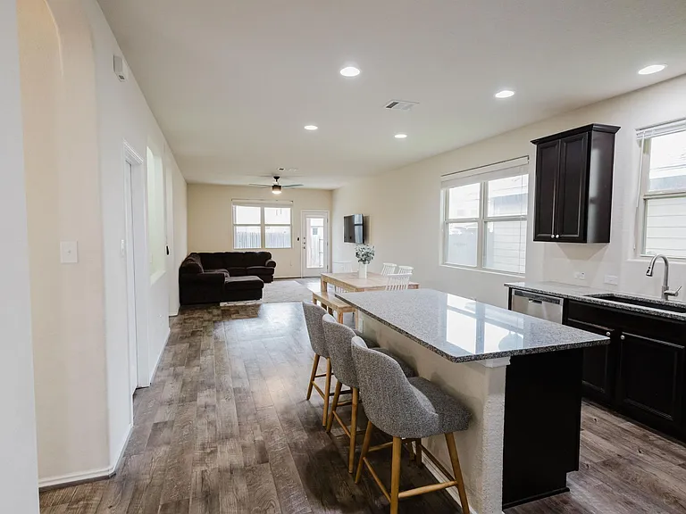 2526 Skybound — Photo 3