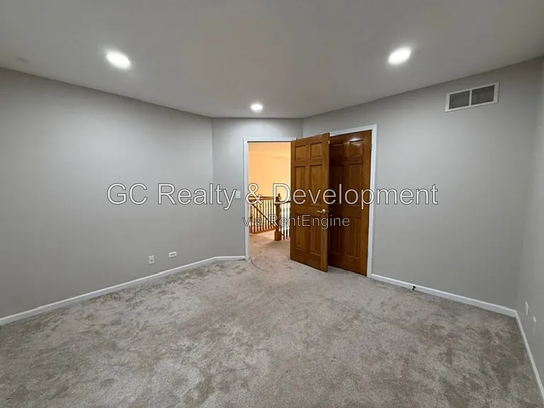 882 Clarendon Ln — Photo 22