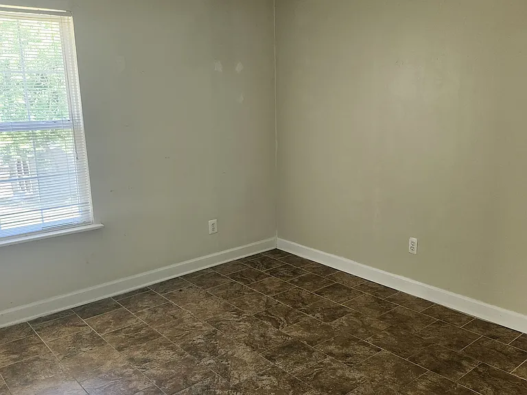 8 Pembroke Ln — Photo 11