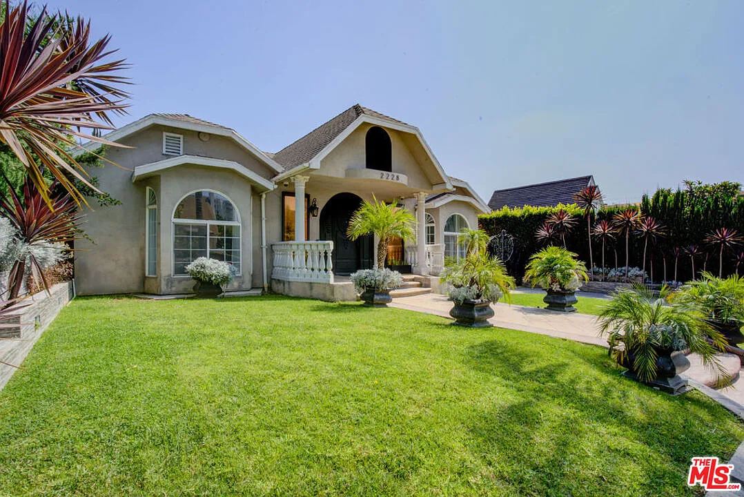 3 bed, 3.0 bath, 2600 sqft, $8,850 — Photo 2