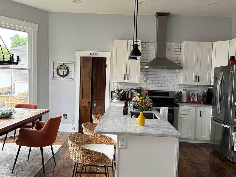205 Poe St — Photo 32