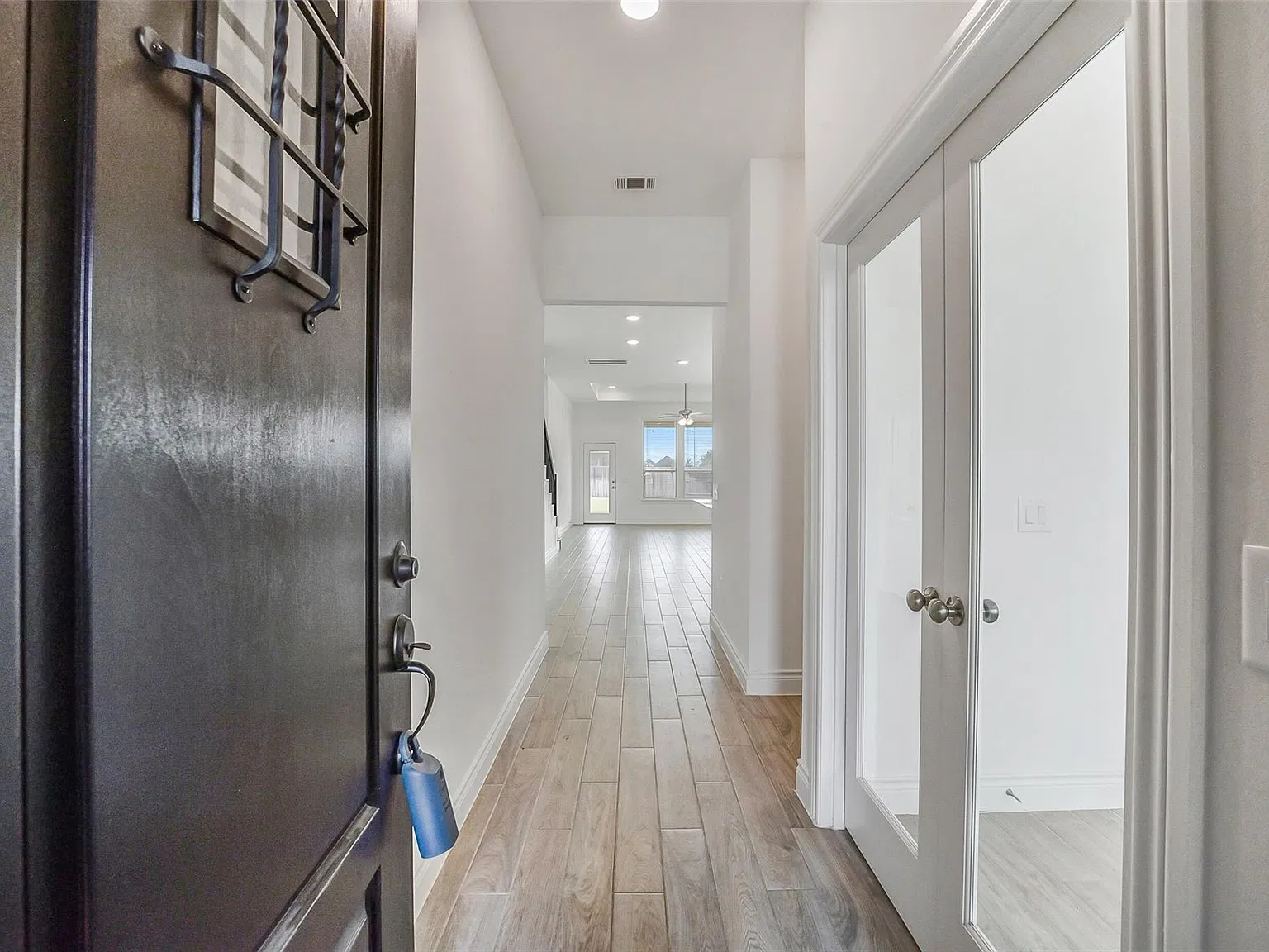 4 bed, 2.5 bath, 2414 sqft, $3,150 — Photo 2