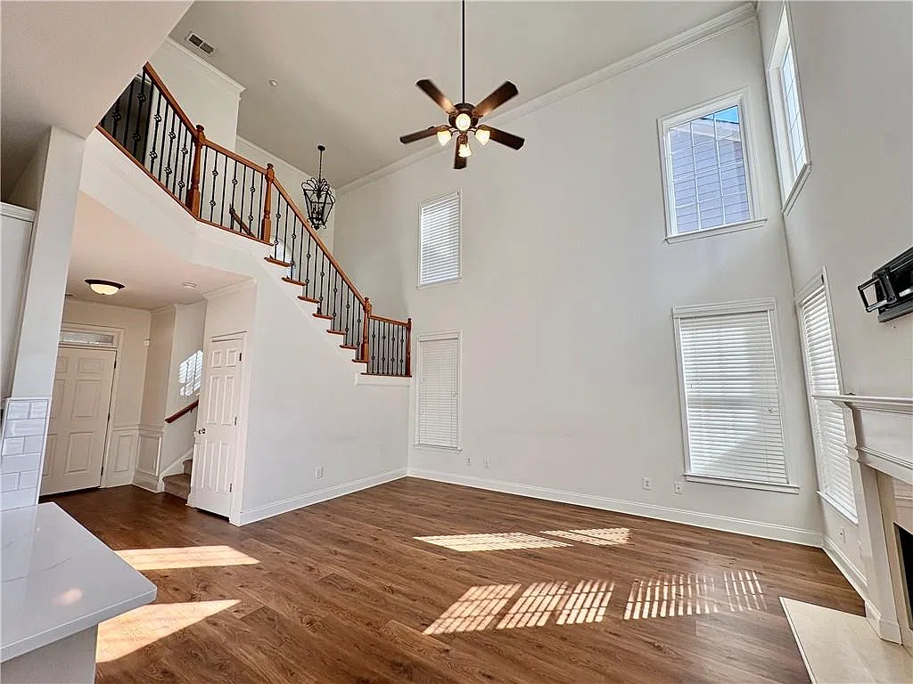 4 bed, 3.0 bath, 2213 sqft, $3,200 — Photo 3