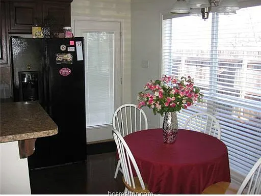 4 bed, 2.5 bath, 1669 sqft, $1,975 — Photo 3
