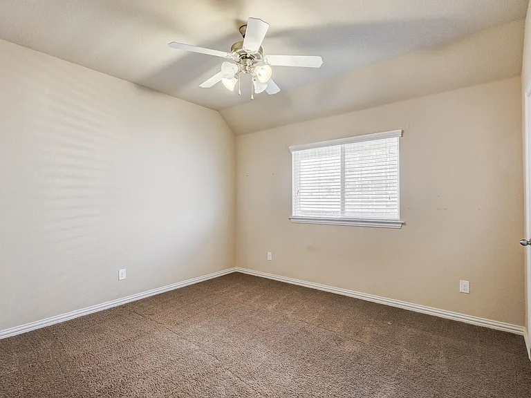 1020 Paradise Cv — Photo 35