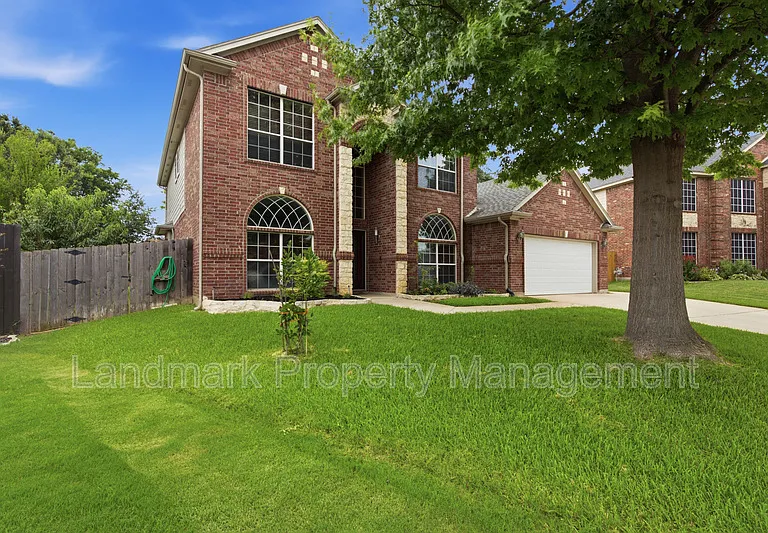 2115 Lexington Dr — Photo 3