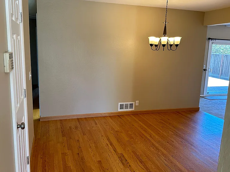 2046 Anthony Dr — Photo 8