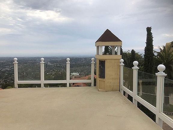 4th image of 4890 Mount Helix Dr