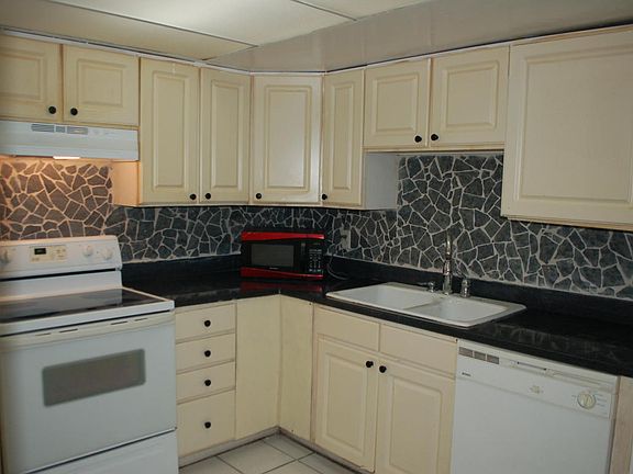 3rd image of 1641 Carmen Ave