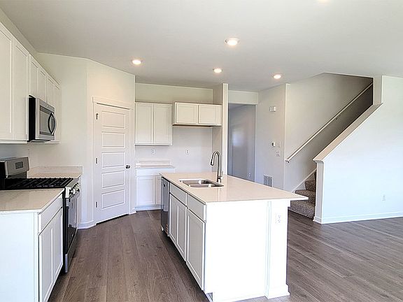 4th image of 572 Revere St