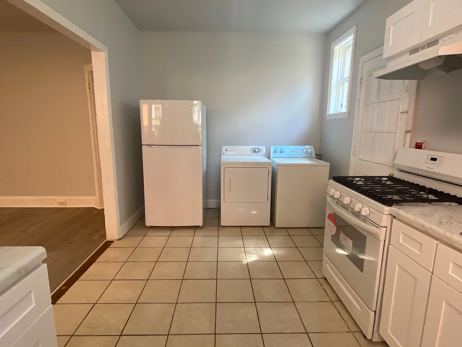 6 bed, 1660 sqft, $3,200 — Photo 4