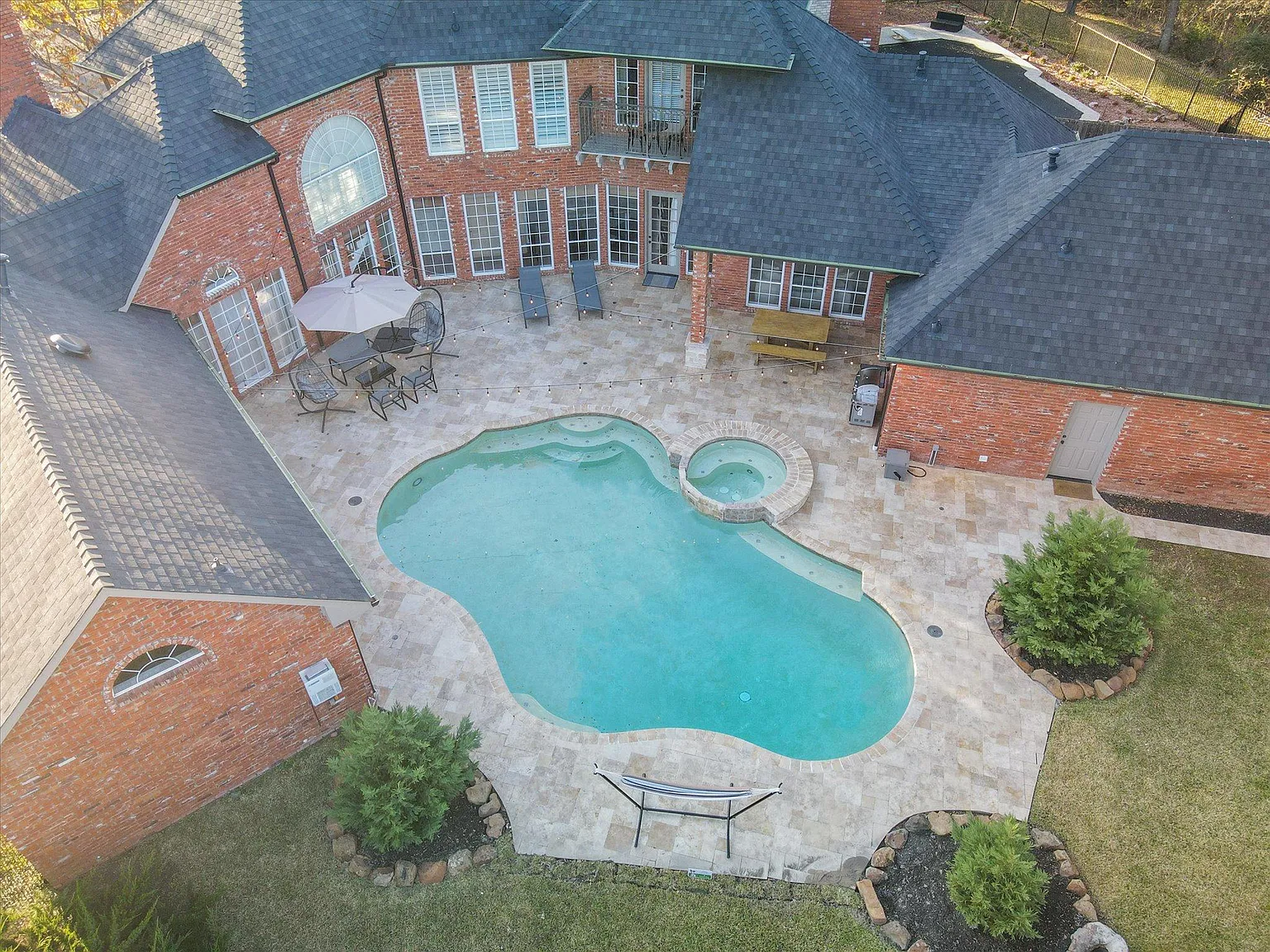 904 Tiffany Ln — Photo 2