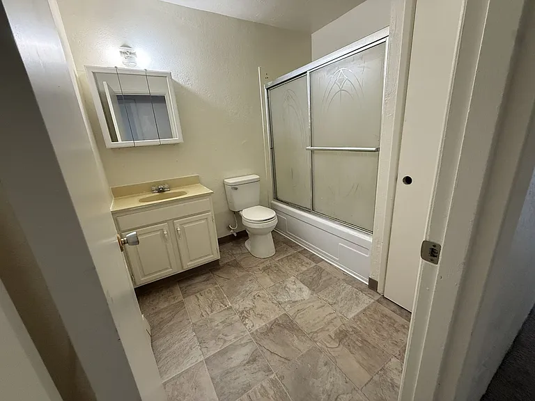 220 N Ivy St — Photo 16