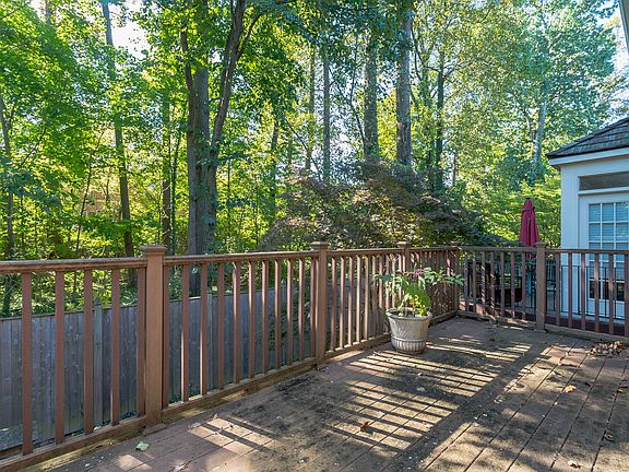 4th image of 11 Maplewood Park Ct