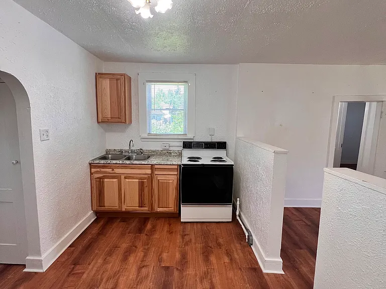 625 Wood St — Photo 3