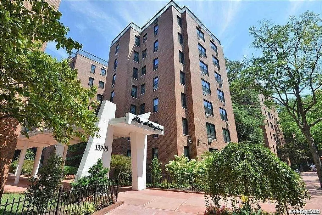 1 bed, 1.0 bath, 800 sqft, $2,400 — Photo 1