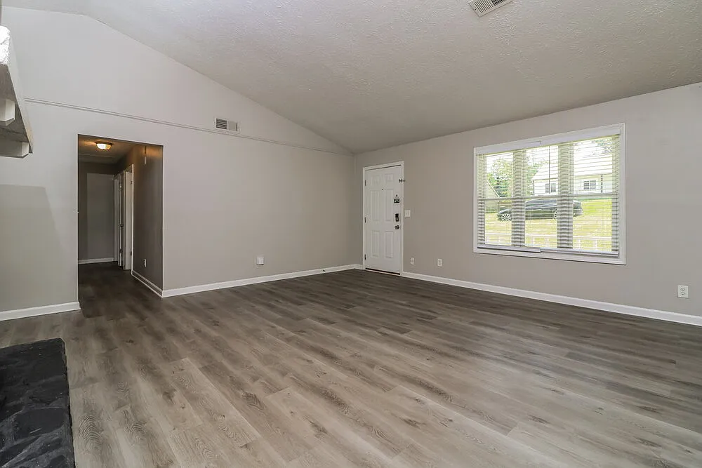 3 bed, 2.0 bath, 1500 sqft, $2,010 — Photo 4