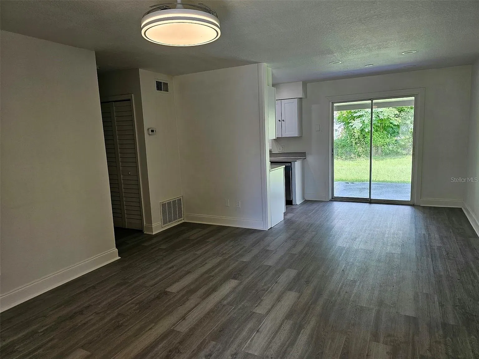 3 bed, 950 sqft, $2,100 — Photo 2