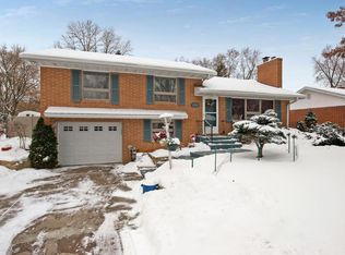 2591 Southlawn Dr N, Maplewood, MN 55109